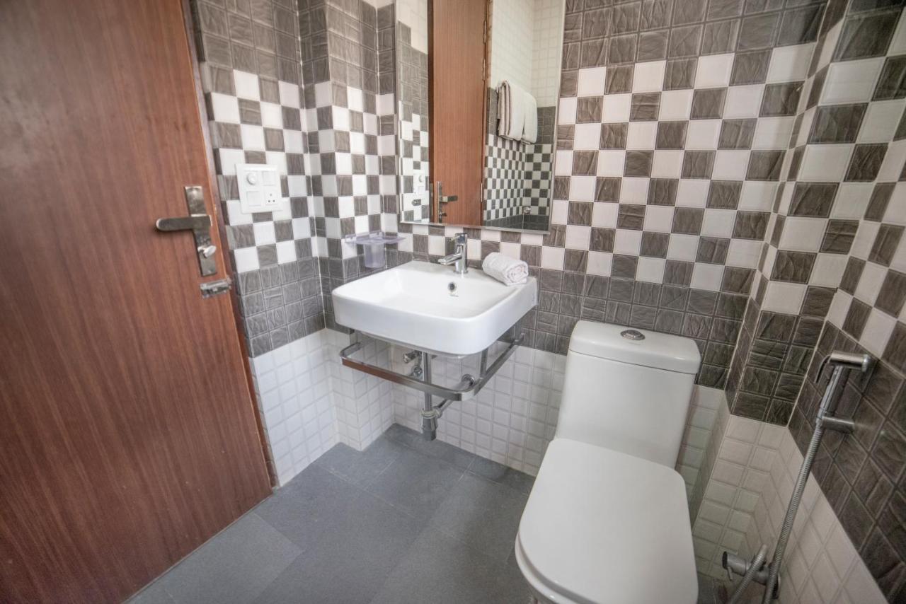Fabhotel Mannat Residency Sec 52 Gurgaon Bagian luar foto